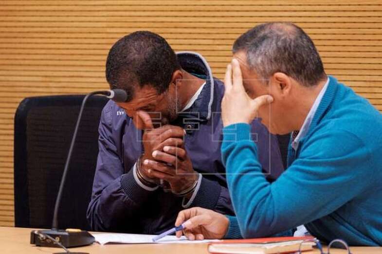 En la imagen, el procesado habla con su intérprete en el juicio (Foto EFE / Ángel Medina G.)